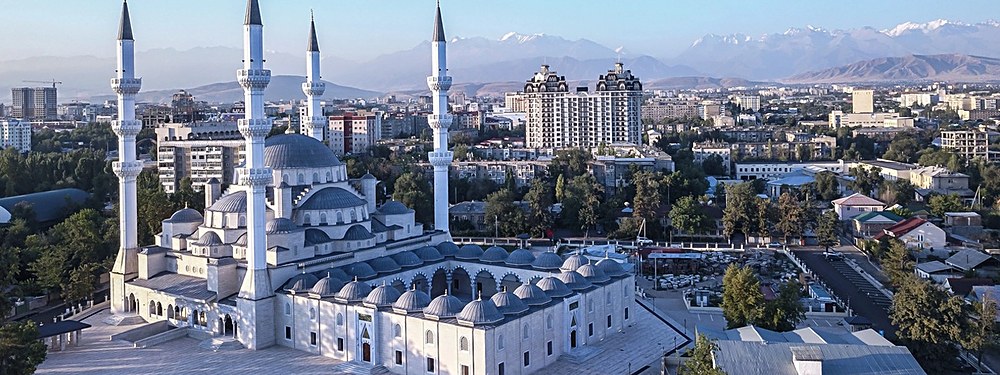 La mosquée centrale de Bichkek, la ville et la chaîne du Kirghiz Ala-Too